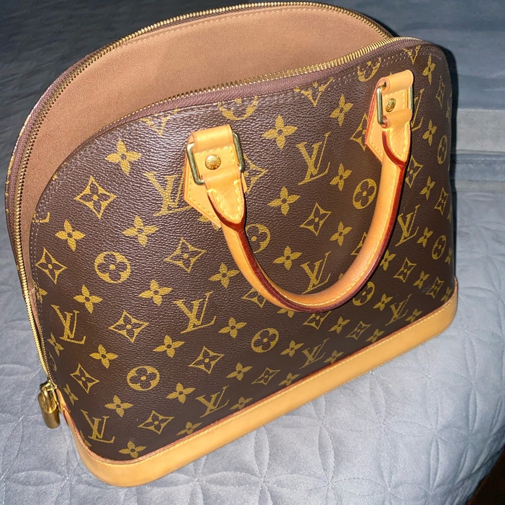 Use.  Louis Vuitton monogram alma MM